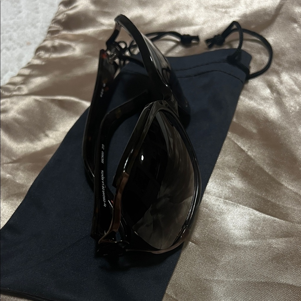 Oscar DeLaRenta Stylish Black Sunglasses